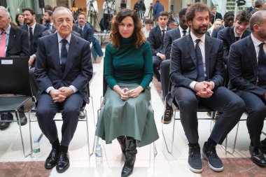 Florentino Perez ve Isabel Diaz Ayuso, Real Madrid takımı, yönetim ve antrenörlük kadrosunu almadan önce 19 Şubat 2024 tarihinde Madrid, İspanya 'da Real Casa de Correos' ta.