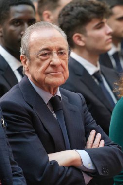 Florentino Perez Real Madrid takımı, yönetim ve antrenörlük kadrosunu almadan önce 19 Şubat 2024 tarihinde Madrid, İspanya 'da Real Casa de Correos' ta.