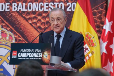Florentino Perez Real Madrid takımı, yönetim ve antrenörlük kadrosunu almadan önce 19 Şubat 2024 tarihinde Madrid, İspanya 'da Real Casa de Correos' ta.