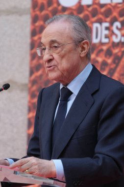Florentino Perez Real Madrid takımı, yönetim ve antrenörlük kadrosunu almadan önce 19 Şubat 2024 tarihinde Madrid, İspanya 'da Real Casa de Correos' ta.