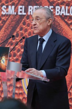 Florentino Perez Real Madrid takımı, yönetim ve antrenörlük kadrosunu almadan önce 19 Şubat 2024 tarihinde Madrid, İspanya 'da Real Casa de Correos' ta.