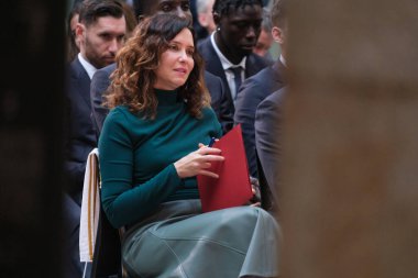 Madrid Topluluğu başkanı Isabel Diaz Ayuso, Real Madrid takımı, yönetim ve antrenörlük kadrosunu almadan önce 19 Şubat 2024 tarihinde Madrid, İspanya 'da Real Casa de Correos' ta.