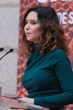 Madrid Topluluğu başkanı Isabel Diaz Ayuso, Real Madrid takımı, yönetim ve antrenörlük kadrosunu almadan önce 19 Şubat 2024 tarihinde Madrid, İspanya 'da Real Casa de Correos' ta.
