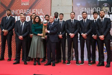 Florentino Perez ve Isabel Diaz Ayuso, Real Madrid takımı, yönetim ve antrenörlük kadrosunu almadan önce 19 Şubat 2024 tarihinde Madrid, İspanya 'da Real Casa de Correos' ta.