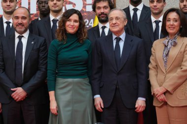 Florentino Perez ve Isabel Diaz Ayuso, Real Madrid takımı, yönetim ve antrenörlük kadrosunu almadan önce 19 Şubat 2024 tarihinde Madrid, İspanya 'da Real Casa de Correos' ta.