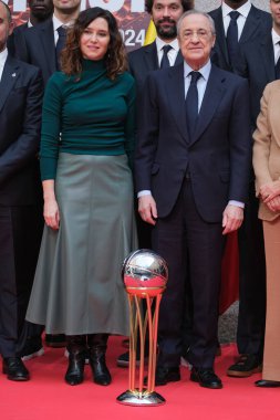 Florentino Perez ve Isabel Diaz Ayuso, Real Madrid takımı, yönetim ve antrenörlük kadrosunu almadan önce 19 Şubat 2024 tarihinde Madrid, İspanya 'da Real Casa de Correos' ta.