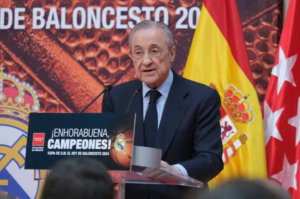 Florentino Perez Real Madrid takımı, yönetim ve antrenörlük kadrosunu almadan önce 19 Şubat 2024 tarihinde Madrid, İspanya 'da Real Casa de Correos' ta.