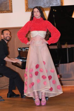 Madrid 'de Mercedes Benz Moda Haftası sırasında Mara Lafuente' nin tasarımı ile bir model Madrid 'de 19 Şubat 2023 tarihinde İspanya