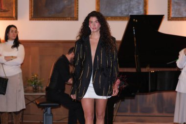 Madrid 'de Mercedes Benz Moda Haftası sırasında Mara Lafuente' nin tasarımı ile bir model Madrid 'de 19 Şubat 2023 tarihinde İspanya