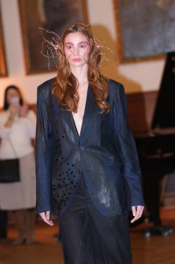 Madrid 'de Mercedes Benz Moda Haftası sırasında Mara Lafuente' nin tasarımı ile bir model Madrid 'de 19 Şubat 2023 tarihinde İspanya