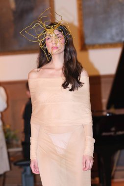 Madrid 'de Mercedes Benz Moda Haftası sırasında Mara Lafuente' nin tasarımı ile bir model Madrid 'de 19 Şubat 2023 tarihinde İspanya