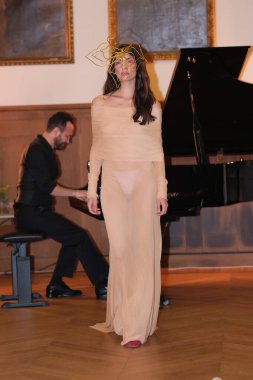 Madrid 'de Mercedes Benz Moda Haftası sırasında Mara Lafuente' nin tasarımı ile bir model Madrid 'de 19 Şubat 2023 tarihinde İspanya