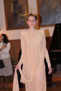 Madrid 'de Mercedes Benz Moda Haftası sırasında Mara Lafuente' nin tasarımı ile bir model Madrid 'de 19 Şubat 2023 tarihinde İspanya