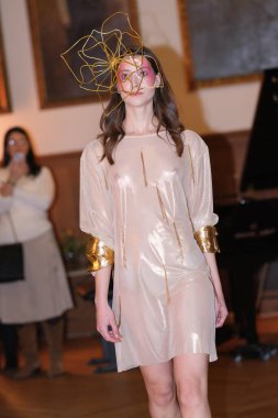 Madrid 'de Mercedes Benz Moda Haftası sırasında Mara Lafuente' nin tasarımı ile bir model Madrid 'de 19 Şubat 2023 tarihinde İspanya