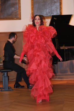 Madrid 'de Mercedes Benz Moda Haftası sırasında Mara Lafuente' nin tasarımı ile bir model Madrid 'de 19 Şubat 2023 tarihinde İspanya