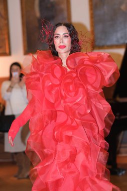 Madrid 'de Mercedes Benz Moda Haftası sırasında Mara Lafuente' nin tasarımı ile bir model Madrid 'de 19 Şubat 2023 tarihinde İspanya