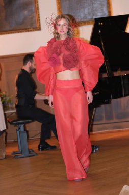 Madrid 'de Mercedes Benz Moda Haftası sırasında Mara Lafuente' nin tasarımı ile bir model Madrid 'de 19 Şubat 2023 tarihinde İspanya