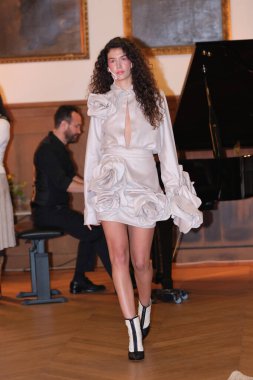 Madrid 'de Mercedes Benz Moda Haftası sırasında Mara Lafuente' nin tasarımı ile bir model Madrid 'de 19 Şubat 2023 tarihinde İspanya