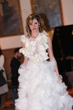 Madrid 'de Mercedes Benz Moda Haftası sırasında Mara Lafuente' nin tasarımı ile bir model Madrid 'de 19 Şubat 2023 tarihinde İspanya