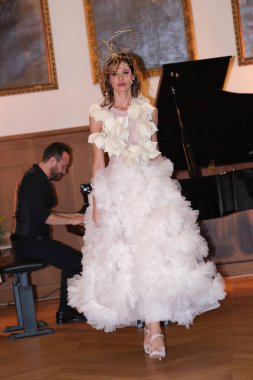 Madrid 'de Mercedes Benz Moda Haftası sırasında Mara Lafuente' nin tasarımı ile bir model Madrid 'de 19 Şubat 2023 tarihinde İspanya