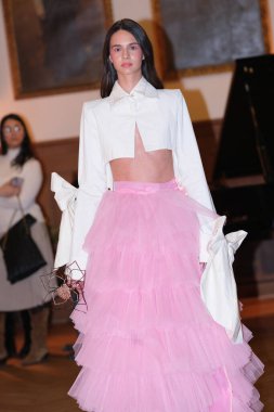 Madrid 'de Mercedes Benz Moda Haftası sırasında Mara Lafuente' nin tasarımı ile bir model Madrid 'de 19 Şubat 2023 tarihinde İspanya