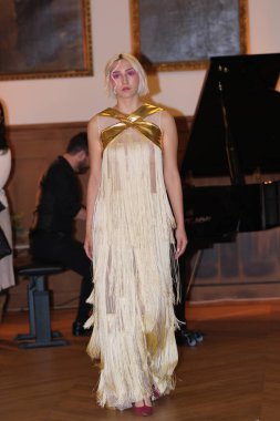 Madrid 'de Mercedes Benz Moda Haftası sırasında Mara Lafuente' nin tasarımı ile bir model Madrid 'de 19 Şubat 2023 tarihinde İspanya