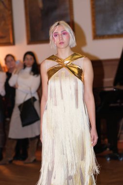 Madrid 'de Mercedes Benz Moda Haftası sırasında Mara Lafuente' nin tasarımı ile bir model Madrid 'de 19 Şubat 2023 tarihinde İspanya