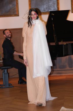 Madrid 'de Mercedes Benz Moda Haftası sırasında Mara Lafuente' nin tasarımı ile bir model Madrid 'de 19 Şubat 2023 tarihinde İspanya