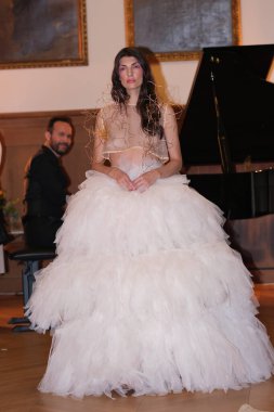 Madrid 'de Mercedes Benz Moda Haftası sırasında Mara Lafuente' nin tasarımı ile bir model Madrid 'de 19 Şubat 2023 tarihinde İspanya