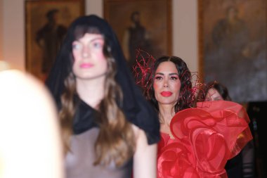 Madrid 'de Mercedes Benz Moda Haftası sırasında Mara Lafuente' nin tasarımı ile bir model Madrid 'de 19 Şubat 2023 tarihinde İspanya