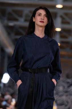 İspanya 'nın 19 Şubat 2023 tarihinde Madrid' de Mercedes Benz Moda Haftası Madrid 'de SKFK tasarımı ile bir model geçit töreni düzenlendi.