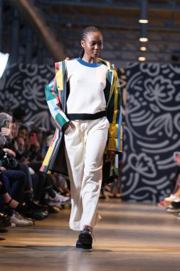 İspanya 'nın 19 Şubat 2023 tarihinde Madrid' de Mercedes Benz Moda Haftası Madrid 'de SKFK tasarımı ile bir model geçit töreni düzenlendi.