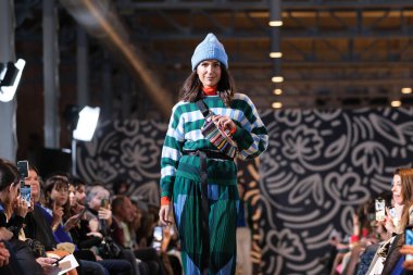 İspanya 'nın 19 Şubat 2023 tarihinde Madrid' de Mercedes Benz Moda Haftası Madrid 'de SKFK tasarımı ile bir model geçit töreni düzenlendi.