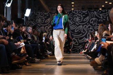 İspanya 'nın 19 Şubat 2023 tarihinde Madrid' de Mercedes Benz Moda Haftası Madrid 'de SKFK tasarımı ile bir model geçit töreni düzenlendi.