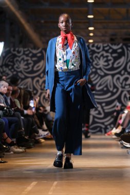 İspanya 'nın 19 Şubat 2023 tarihinde Madrid' de Mercedes Benz Moda Haftası Madrid 'de SKFK tasarımı ile bir model geçit töreni düzenlendi.