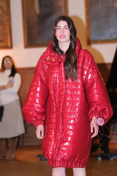 Madrid 'de Mercedes Benz Moda Haftası sırasında Mara Lafuente' nin tasarımı ile bir model Madrid 'de 19 Şubat 2023 tarihinde İspanya