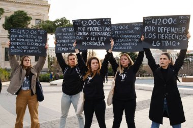 20 Şubat 2024 'te Madrid' deki Plaza de Colon 'da basın yasası ve polis baskısı karşıtı bir gösteri sırasında protestocular. İspanya