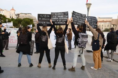 20 Şubat 2024 'te Madrid' deki Plaza de Colon 'da basın yasası ve polis baskısı karşıtı bir gösteri sırasında protestocular. İspanya