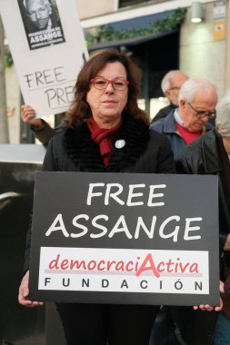 20 Şubat 2024 'te Wikileaks' in kurucusu Julian Assange 'ı destekleyen bir gösteri sırasında Madrid' deki ABD büyükelçiliği önünde protestocular. İspanya