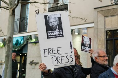 20 Şubat 2024 'te Wikileaks' in kurucusu Julian Assange 'ı destekleyen bir gösteri sırasında Madrid' deki ABD büyükelçiliği önünde protestocular. İspanya