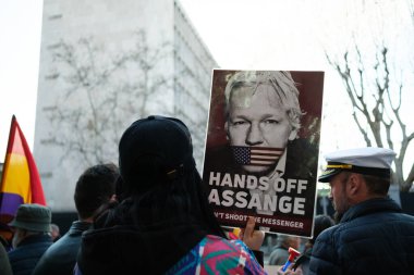 20 Şubat 2024 'te Wikileaks' in kurucusu Julian Assange 'ı destekleyen bir gösteri sırasında Madrid' deki ABD büyükelçiliği önünde protestocular. İspanya