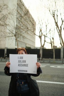 20 Şubat 2024 'te Wikileaks' in kurucusu Julian Assange 'ı destekleyen bir gösteri sırasında Madrid' deki ABD büyükelçiliği önünde protestocular. İspanya