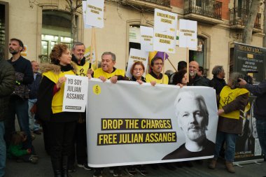 20 Şubat 2024 'te Wikileaks' in kurucusu Julian Assange 'ı destekleyen bir gösteri sırasında Madrid' deki ABD büyükelçiliği önünde protestocular. İspanya