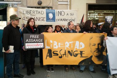 20 Şubat 2024 'te Wikileaks' in kurucusu Julian Assange 'ı destekleyen bir gösteri sırasında Madrid' deki ABD büyükelçiliği önünde protestocular. İspanya