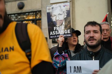 20 Şubat 2024 'te Wikileaks' in kurucusu Julian Assange 'ı destekleyen bir gösteri sırasında Madrid' deki ABD büyükelçiliği önünde protestocular. İspanya