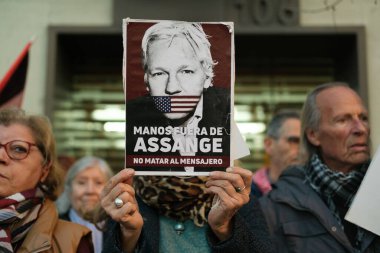 20 Şubat 2024 'te Wikileaks' in kurucusu Julian Assange 'ı destekleyen bir gösteri sırasında Madrid' deki ABD büyükelçiliği önünde protestocular. İspanya