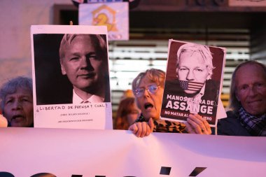 20 Şubat 2024 'te Wikileaks' in kurucusu Julian Assange 'ı destekleyen bir gösteri sırasında Madrid' deki ABD büyükelçiliği önünde protestocular. İspanya