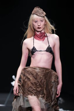 İspanya 'nın 18 Şubat 2023 tarihinde Madrid' de Mercedes Benz Moda Haftası Madrid 'de EVADE Ev Tasarımı ile geçit töreni düzenlendi.