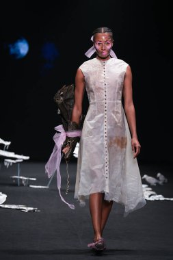 İspanya 'nın 18 Şubat 2023 tarihinde Madrid' de Mercedes Benz Moda Haftası Madrid 'de EVADE Ev Tasarımı ile geçit töreni düzenlendi.