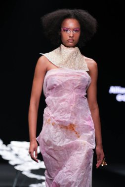 İspanya 'nın 18 Şubat 2023 tarihinde Madrid' de Mercedes Benz Moda Haftası Madrid 'de EVADE Ev Tasarımı ile geçit töreni düzenlendi.